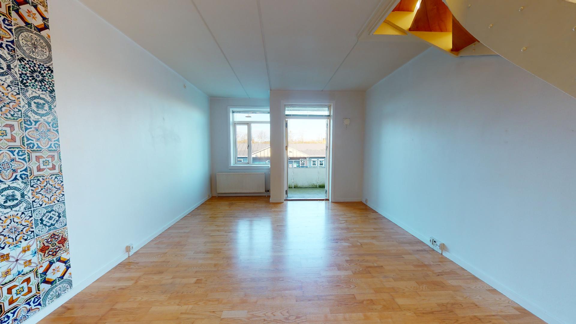 Spiseplads og dagligstue i ét med udgang til altan