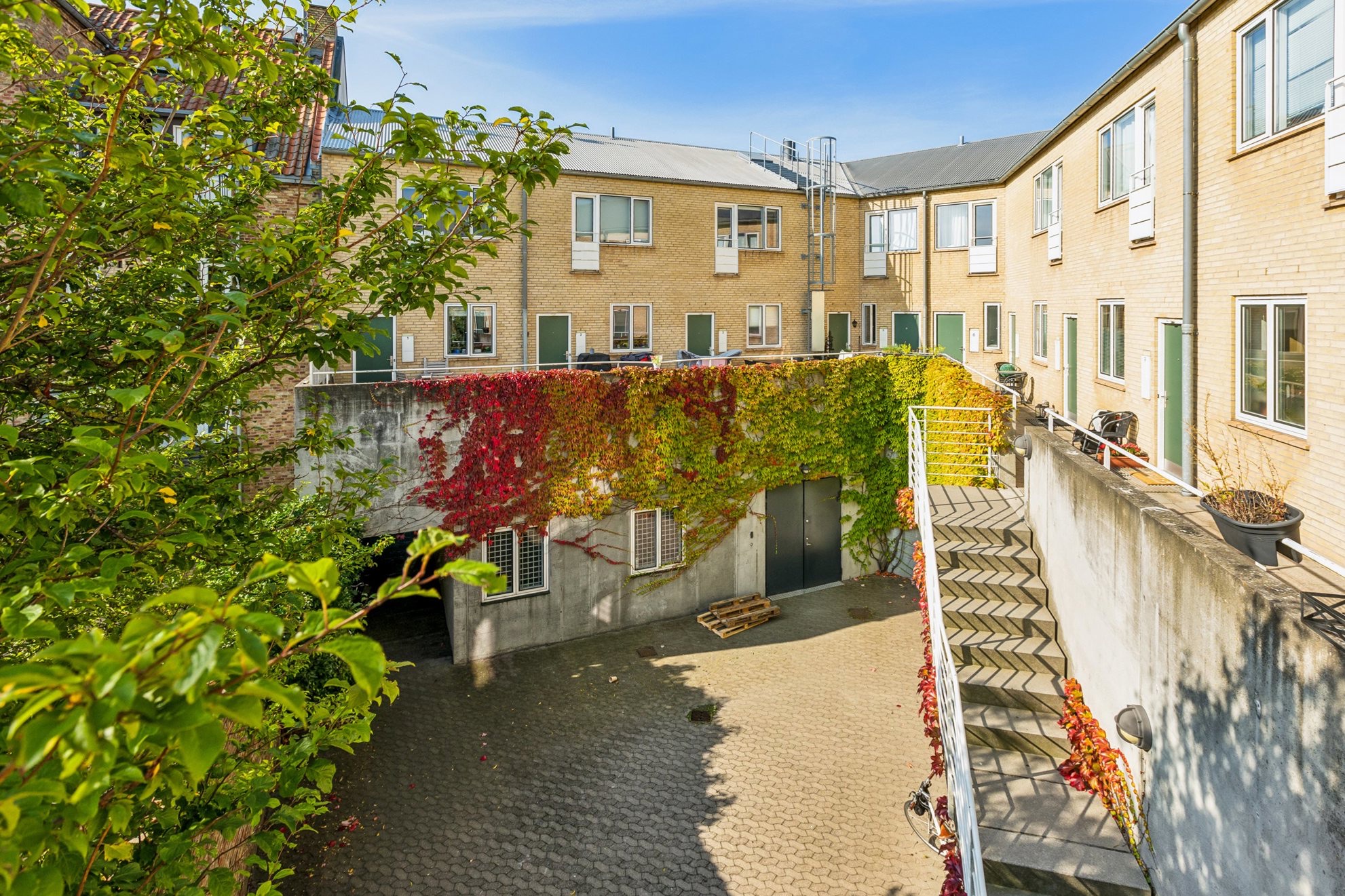 Lukket indegård med adgang til kælder og cykelparkering