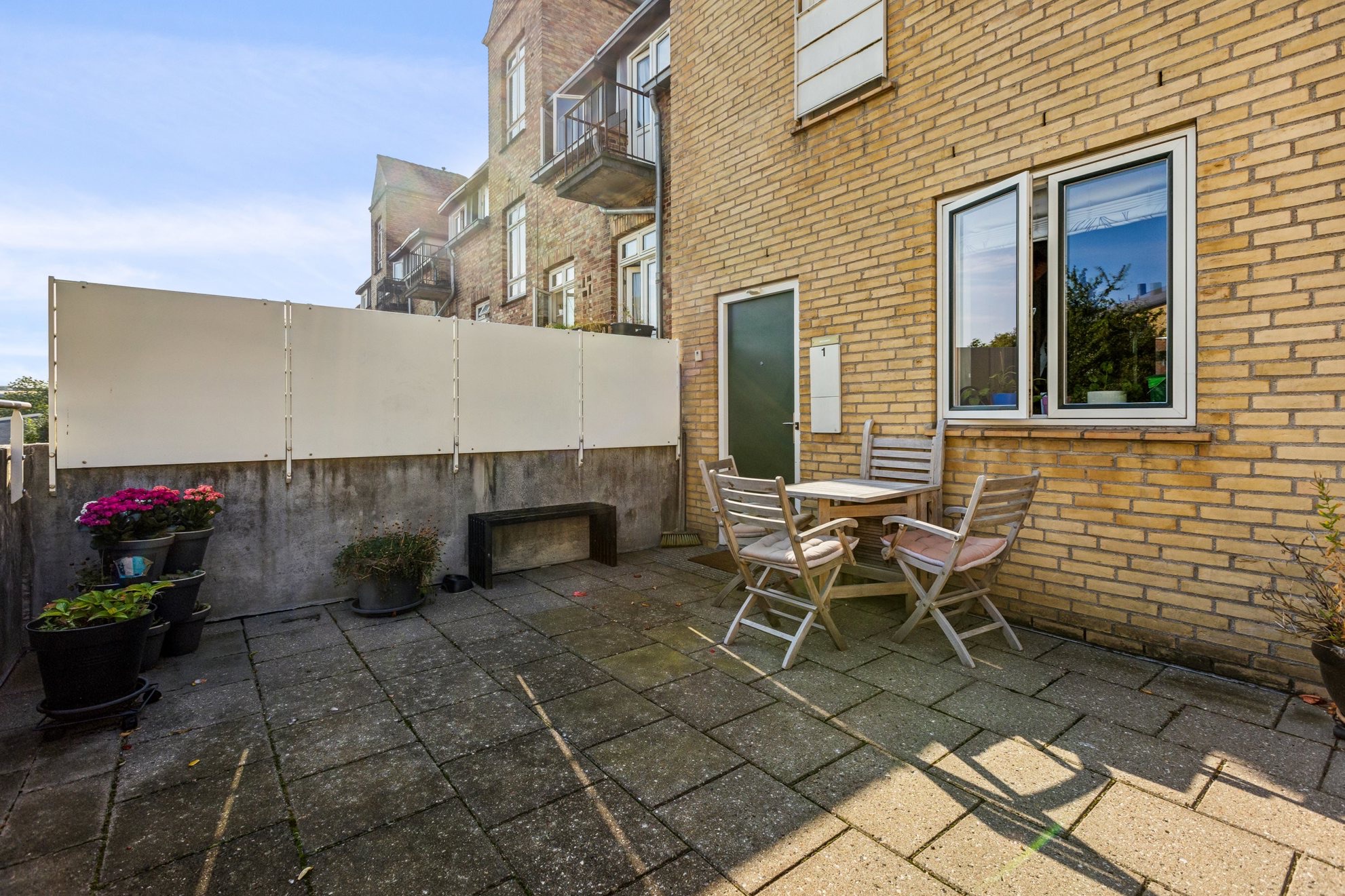 Terrasse med havemøbler foran boligen