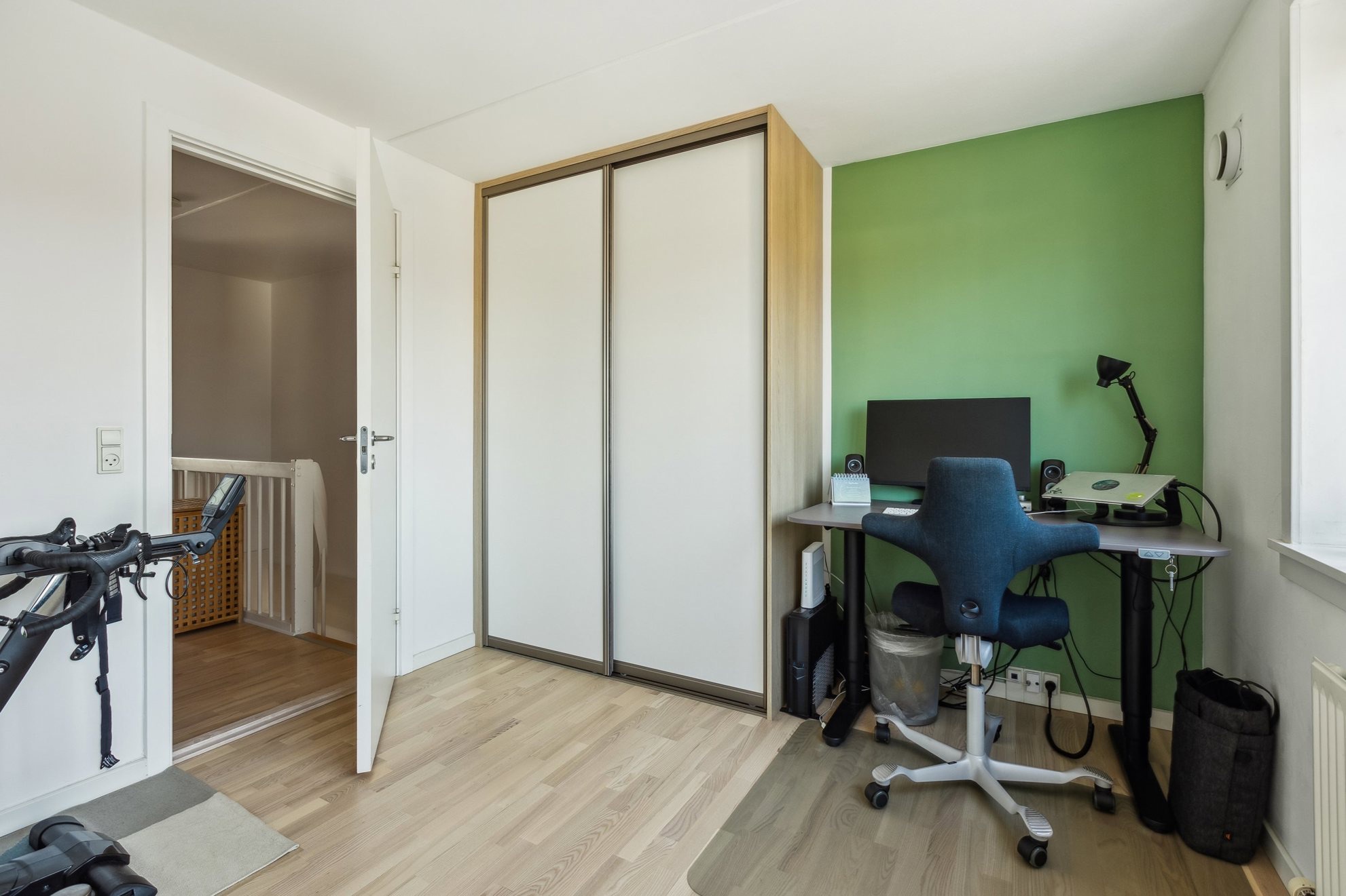 Værelse med specialdesignede indbyggede skabe